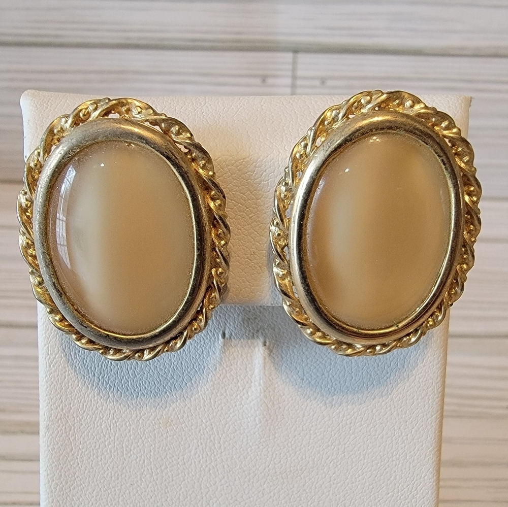 Vintage Judy Lee Cream Cabochon Gold Tone Rope Border Clip On Earrings